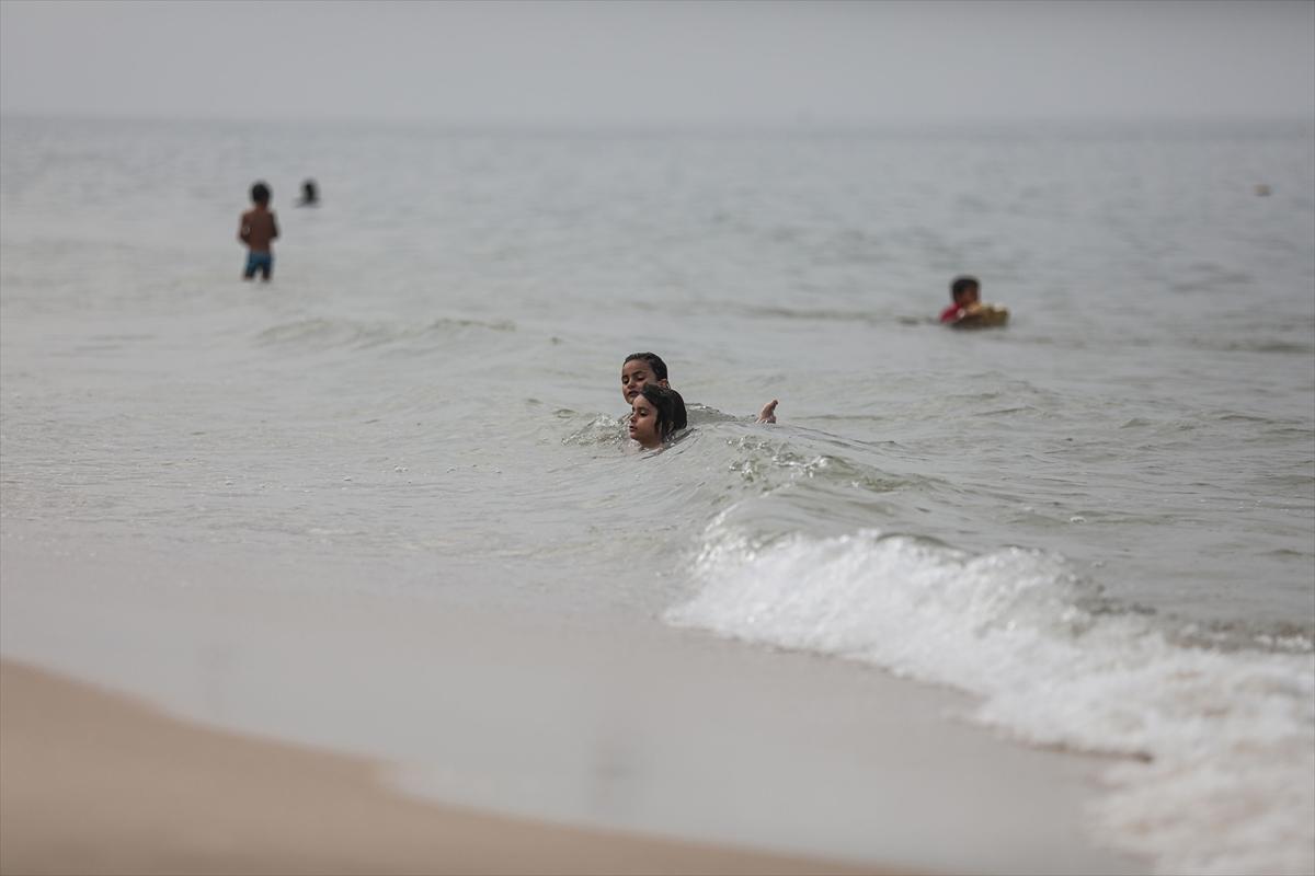 Su krizi yaşanan Gazze'de vatandaşlar denizde yıkandı