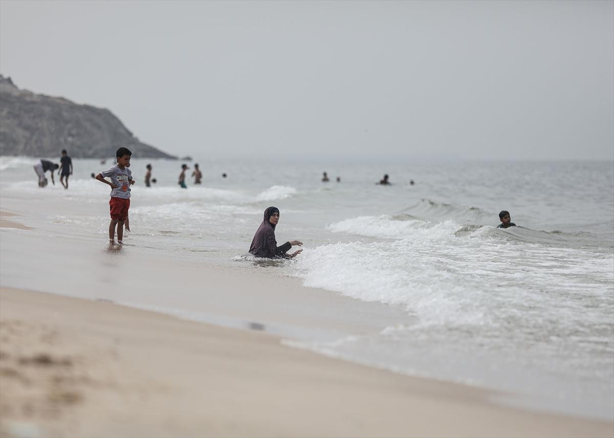 Su krizi yaşanan Gazze'de vatandaşlar denizde yıkandı