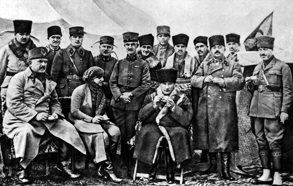 100 fotoğraf ile Mustafa Kemal Atatürk