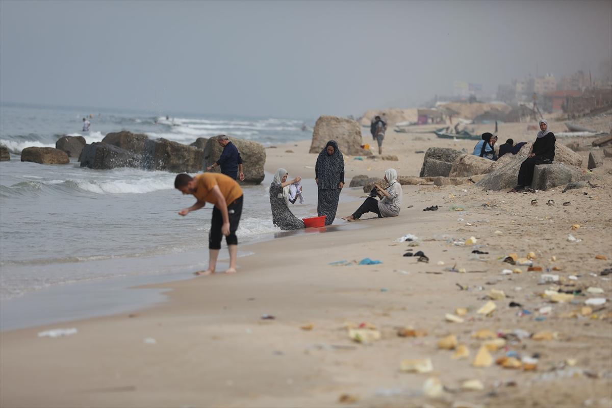 Su krizi yaşanan Gazze'de vatandaşlar denizde yıkandı