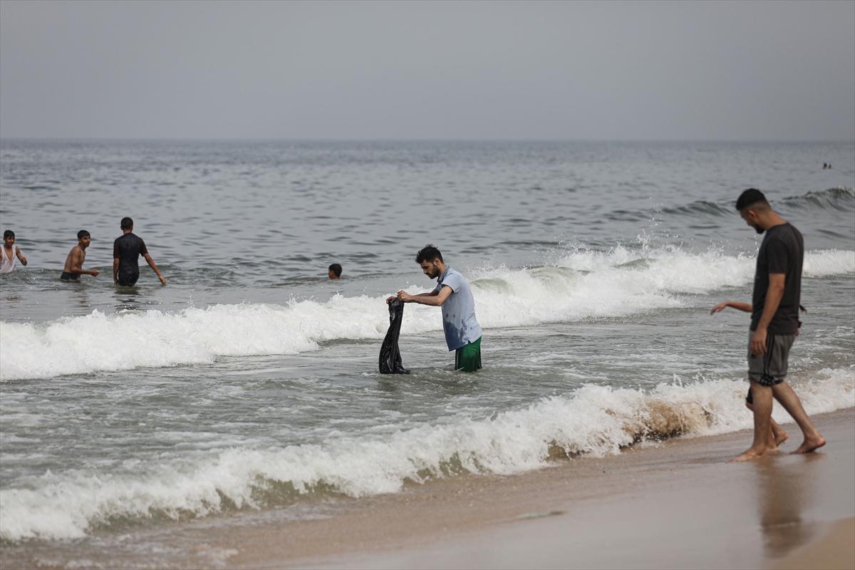 Su krizi yaşanan Gazze'de vatandaşlar denizde yıkandı