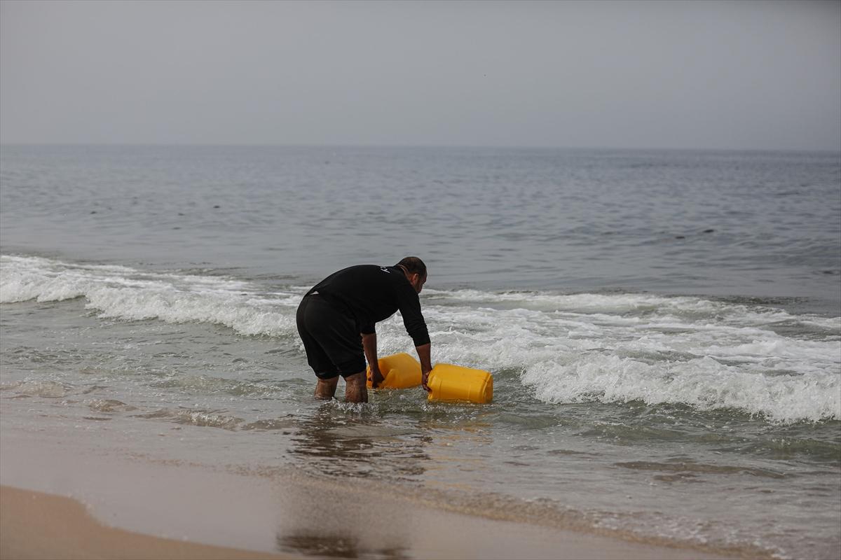 Su krizi yaşanan Gazze'de vatandaşlar denizde yıkandı
