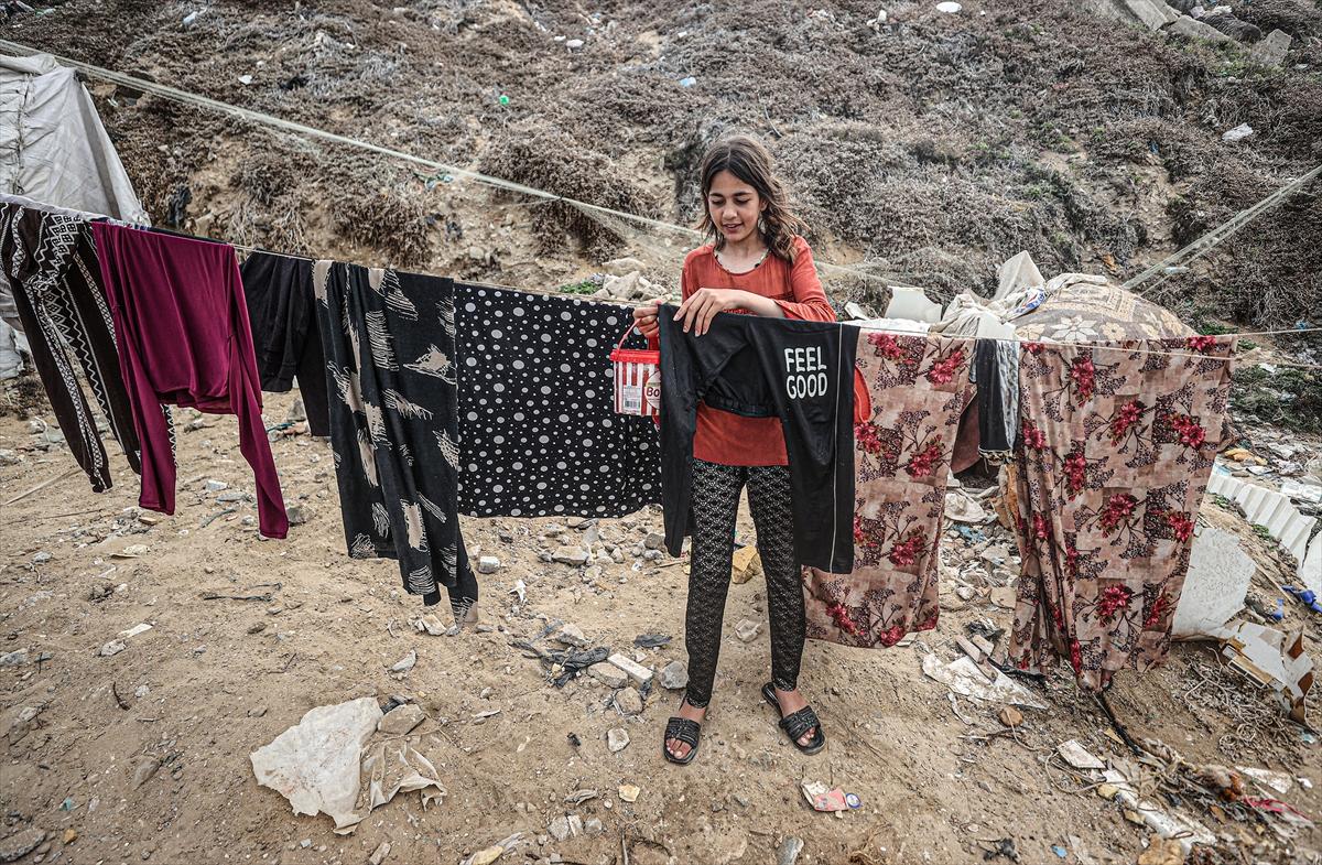 Su krizi yaşanan Gazze'de vatandaşlar denizde yıkandı