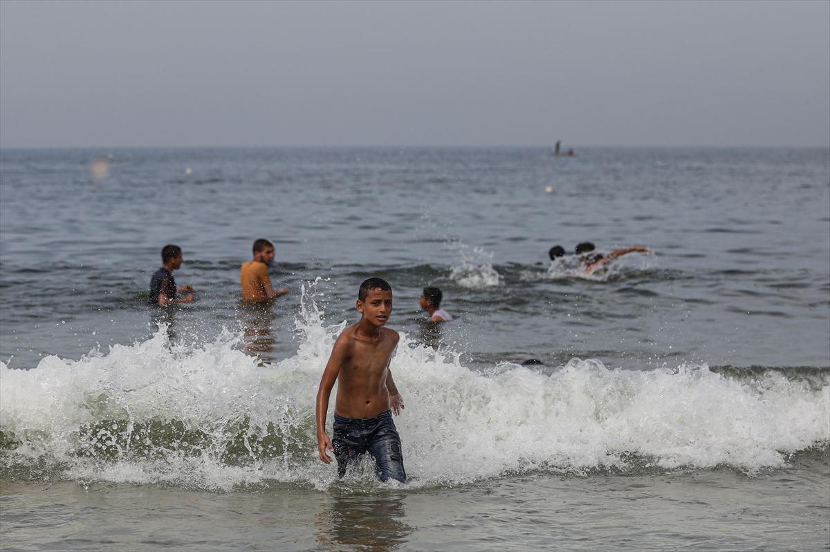 Su krizi yaşanan Gazze'de vatandaşlar denizde yıkandı