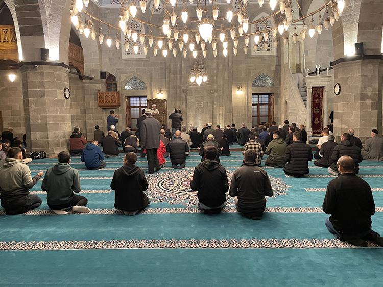 Yurt genelinde camilerde Gazze için dua edildi