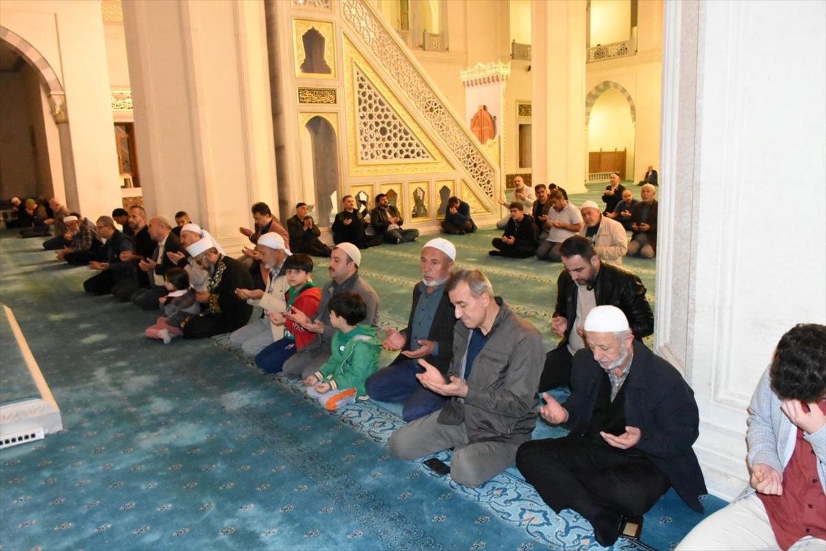 Yurt genelinde camilerde Gazze için dua edildi