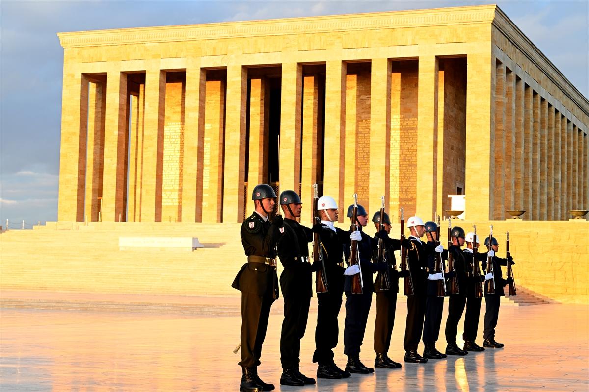 Anıtkabir'de Türk bayrağı gönderden inmeden değiştiriliyor