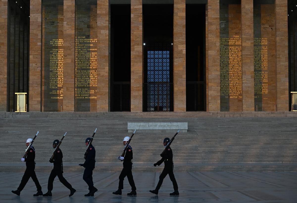 Anıtkabir'de Türk bayrağı gönderden inmeden değiştiriliyor