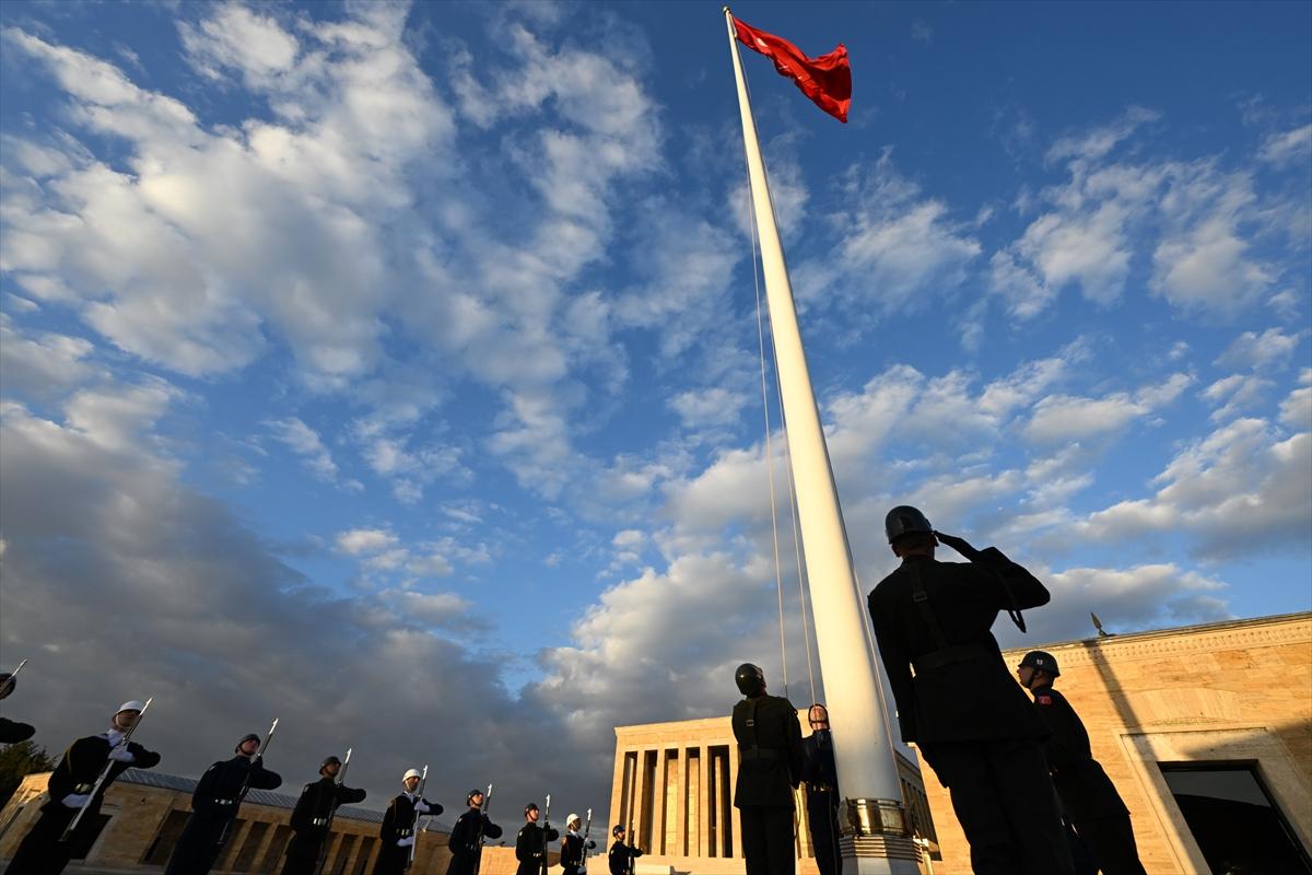 Anıtkabir'de Türk bayrağı gönderden inmeden değiştiriliyor