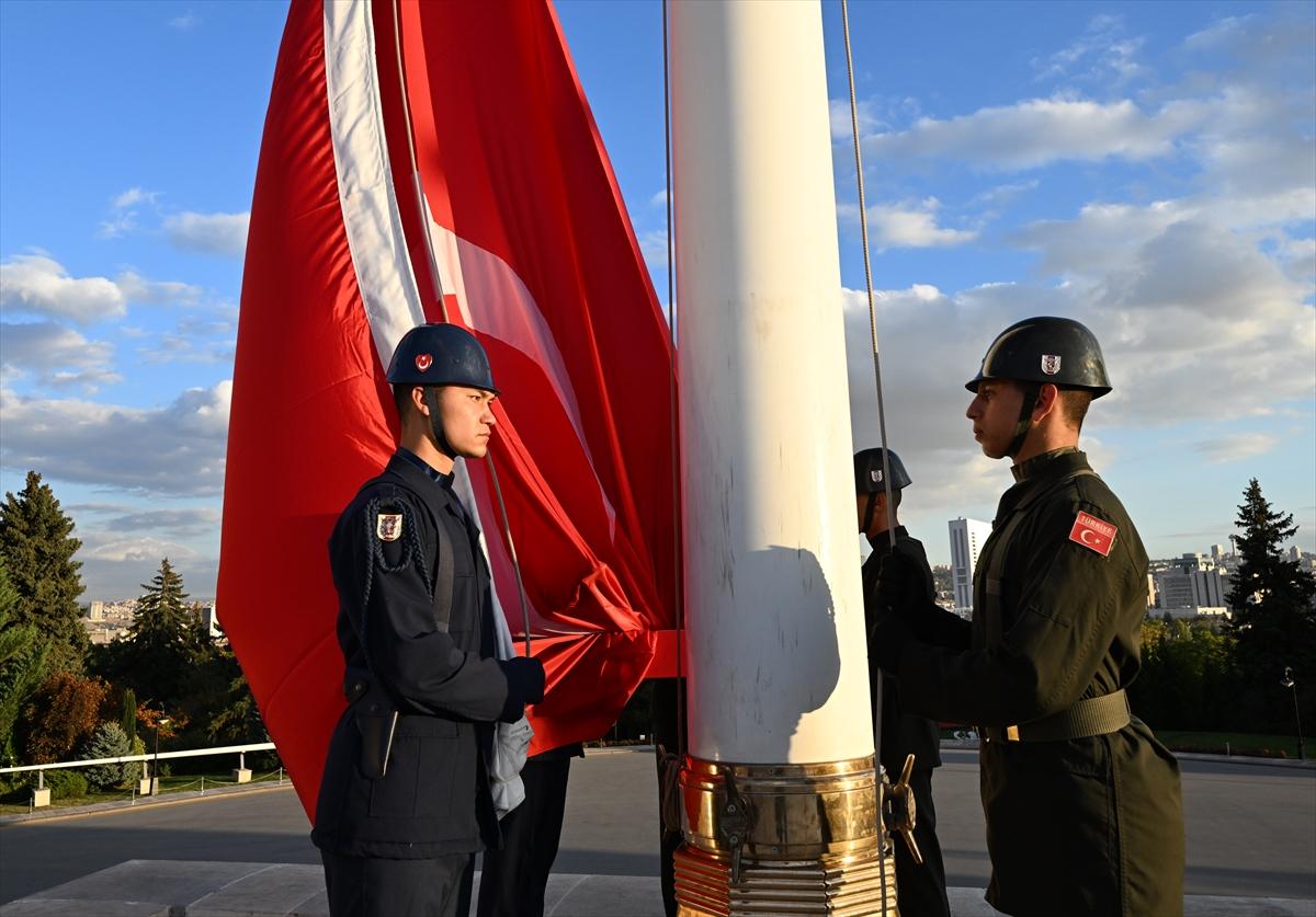 Anıtkabir'de Türk bayrağı gönderden inmeden değiştiriliyor