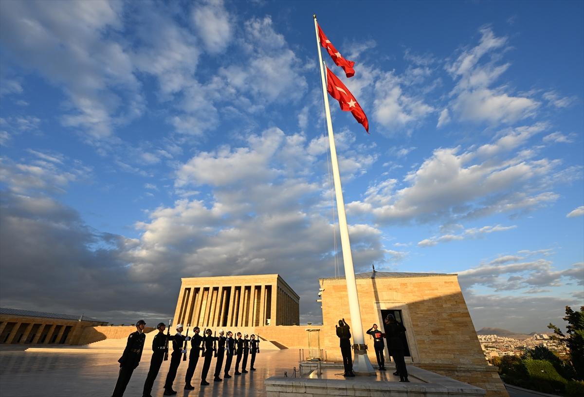 Anıtkabir'de Türk bayrağı gönderden inmeden değiştiriliyor