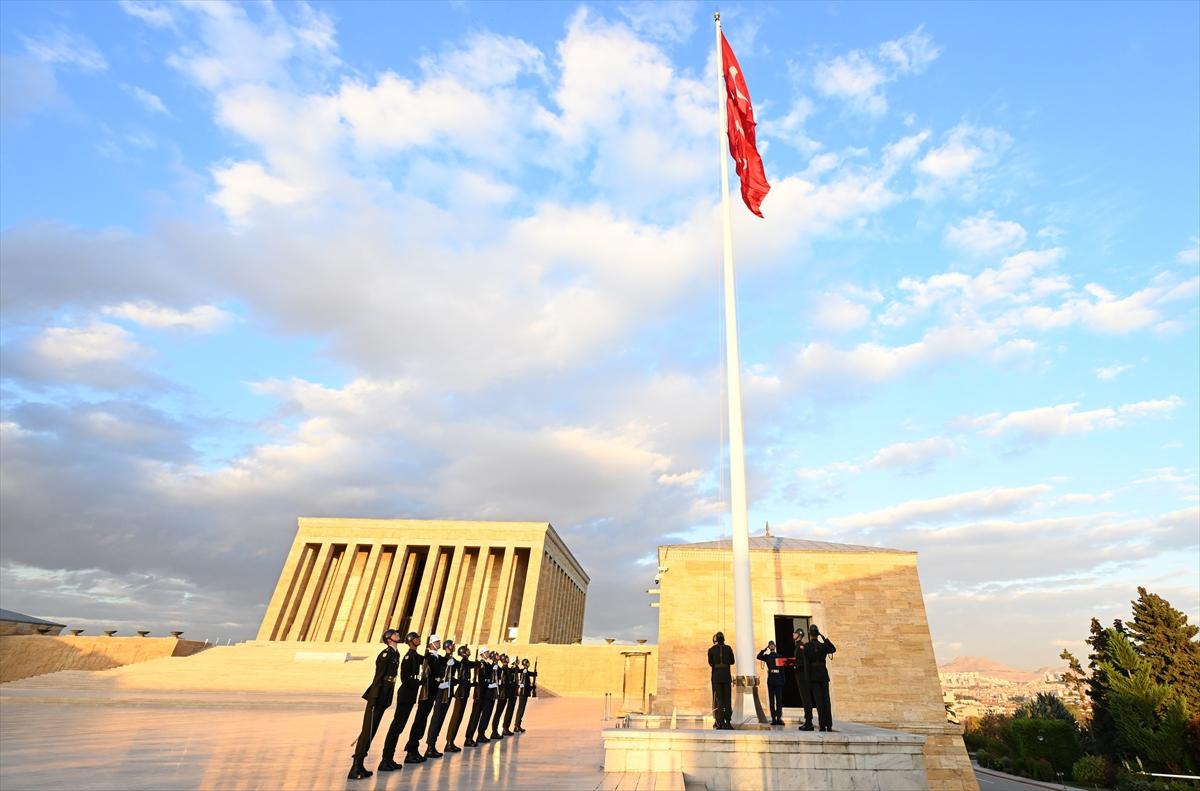 Anıtkabir'de Türk bayrağı gönderden inmeden değiştiriliyor