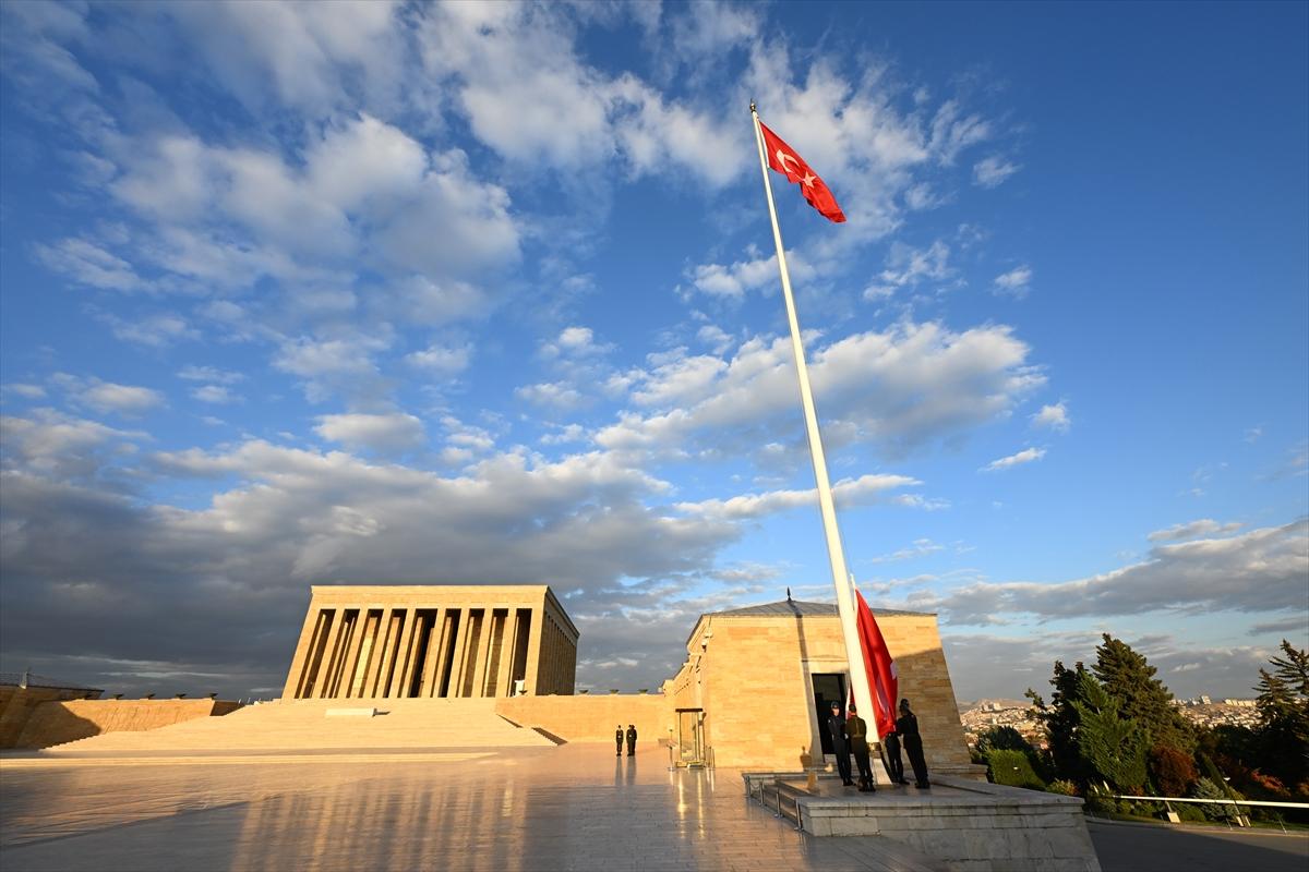 Anıtkabir'de Türk bayrağı gönderden inmeden değiştiriliyor
