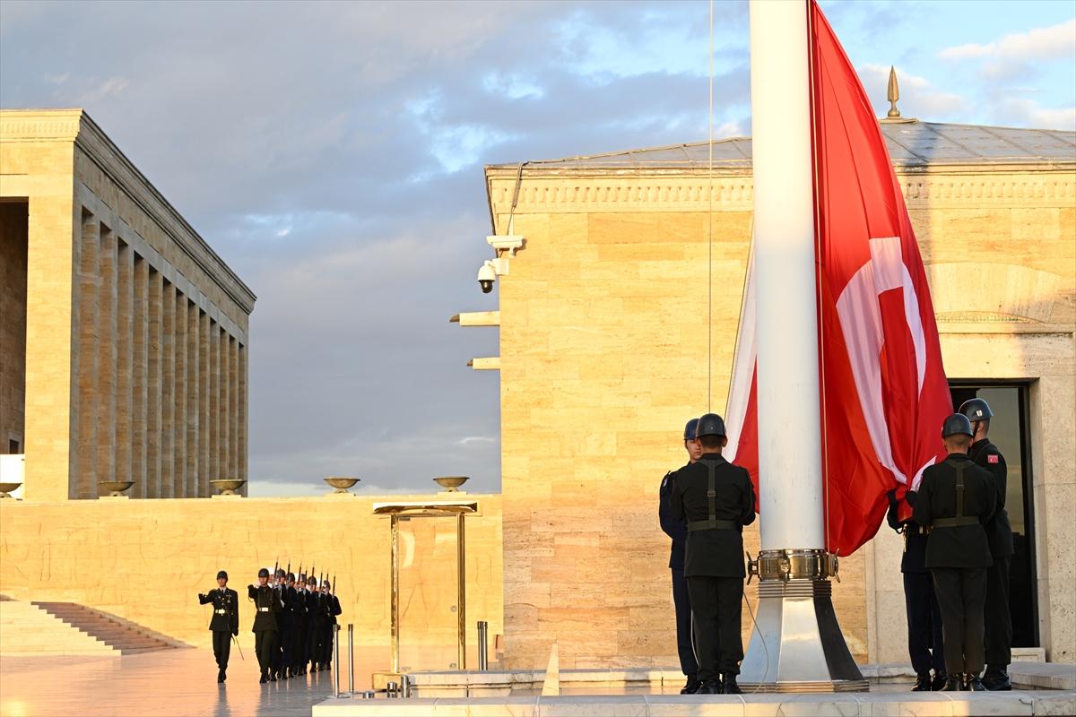 Anıtkabir'de Türk bayrağı gönderden inmeden değiştiriliyor