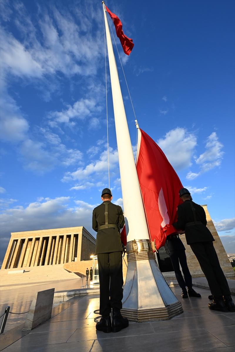 Anıtkabir'de Türk bayrağı gönderden inmeden değiştiriliyor