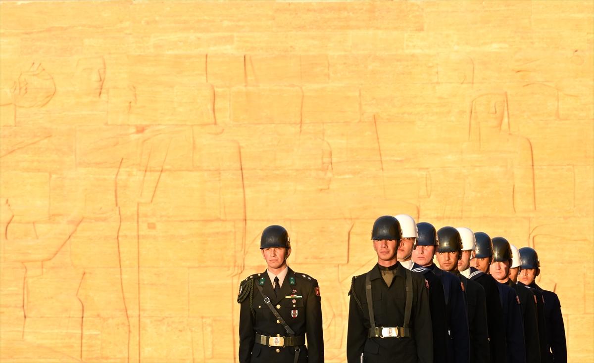 Anıtkabir'de Türk bayrağı gönderden inmeden değiştiriliyor