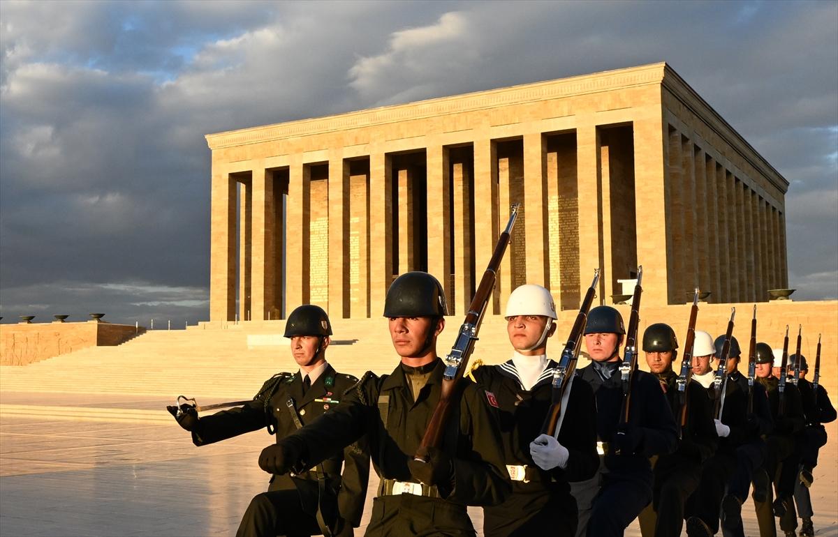 Anıtkabir'de Türk bayrağı gönderden inmeden değiştiriliyor