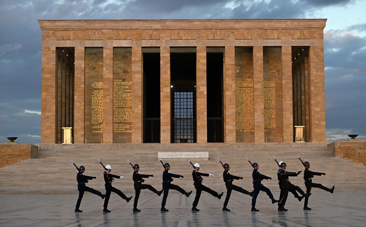 Anıtkabir'de Türk bayrağı gönderden inmeden değiştiriliyor