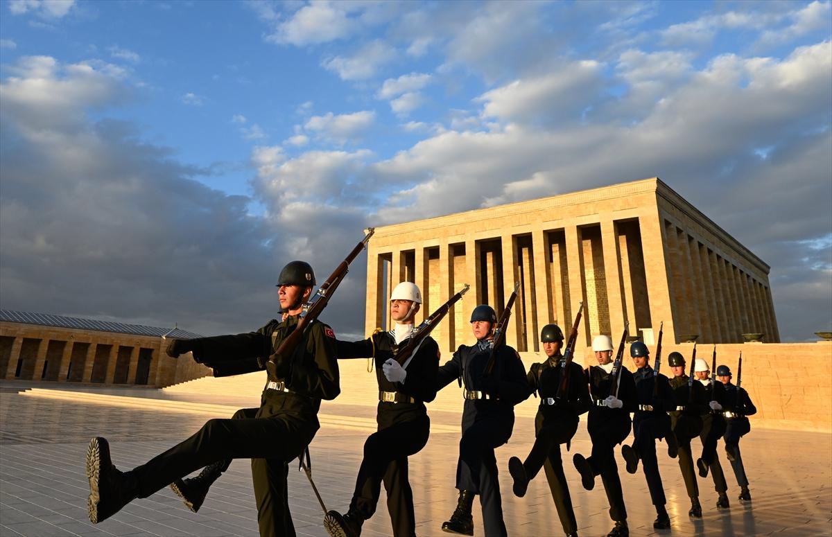 Anıtkabir'de Türk bayrağı gönderden inmeden değiştiriliyor