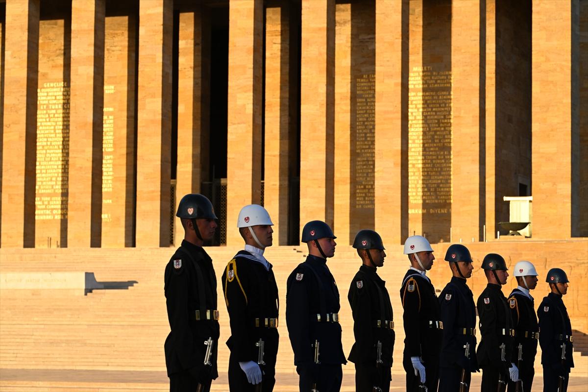 Anıtkabir'de Türk bayrağı gönderden inmeden değiştiriliyor