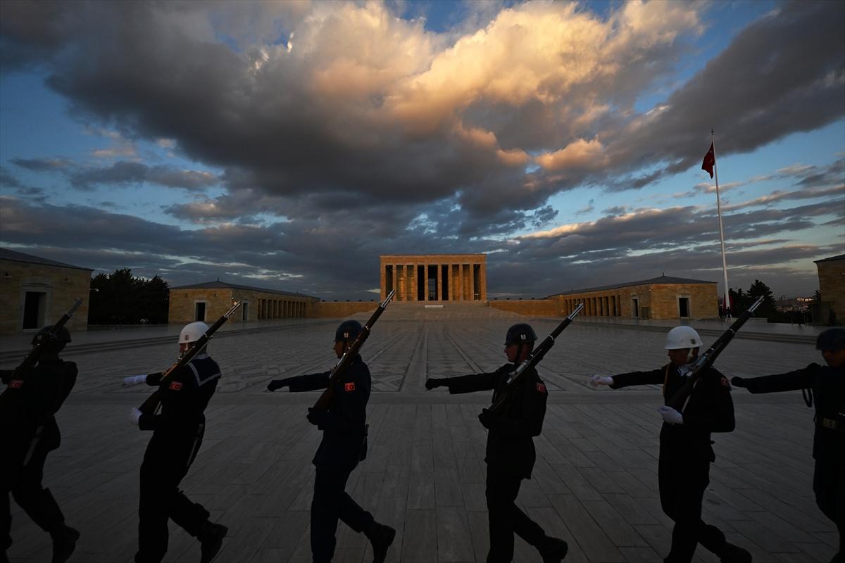 Anıtkabir'de Türk bayrağı gönderden inmeden değiştiriliyor