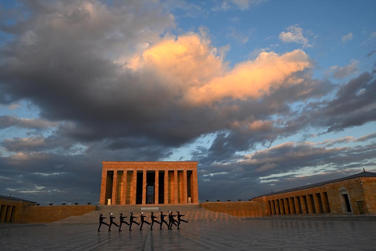 Anıtkabir'de Türk bayrağı gönderden inmeden değiştiriliyor