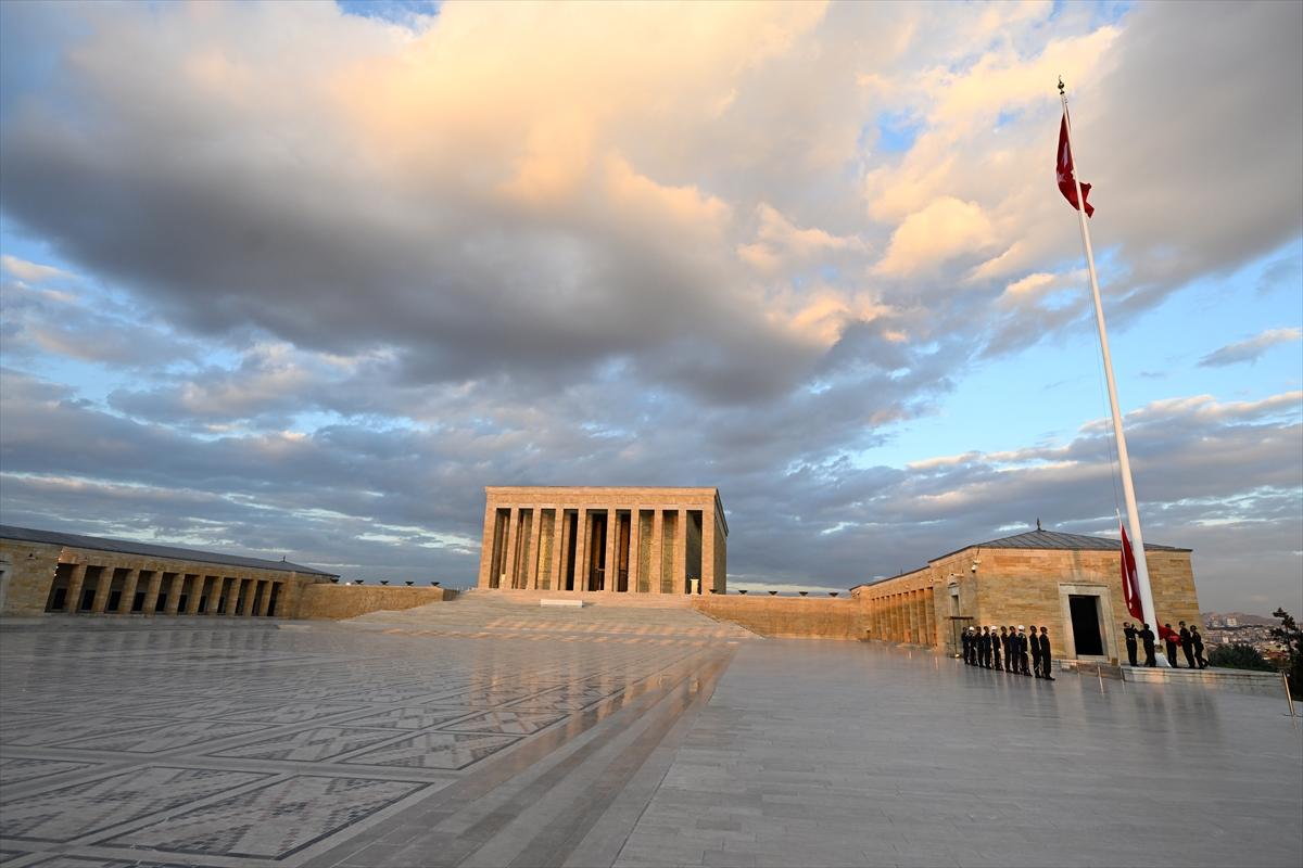Anıtkabir'de Türk bayrağı gönderden inmeden değiştiriliyor