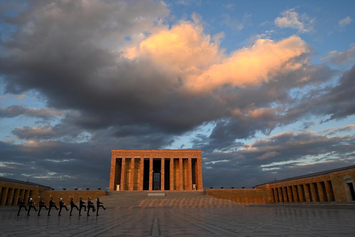 Anıtkabir'de Türk bayrağı gönderden inmeden değiştiriliyor