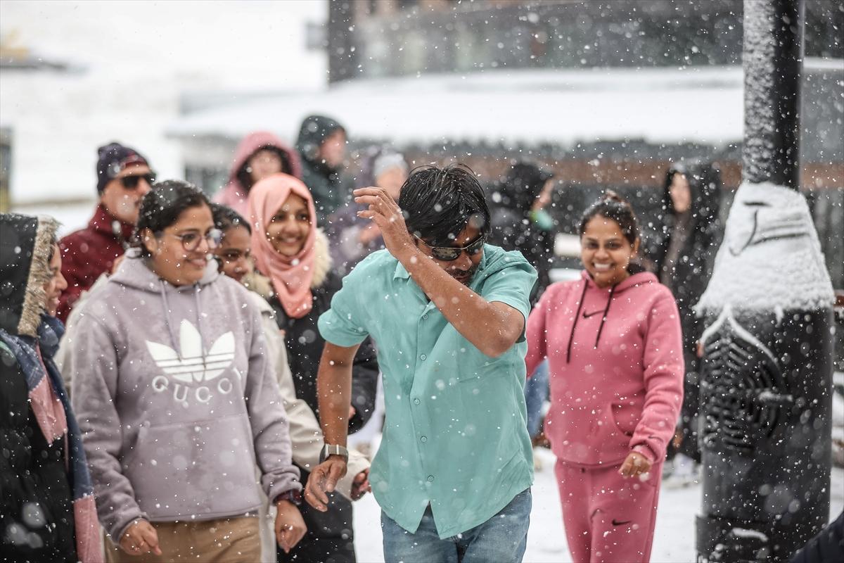Bursa'ya lapa lapa kar yağdı! Yerli ve yabancı turistler Uludağ'a akın etti