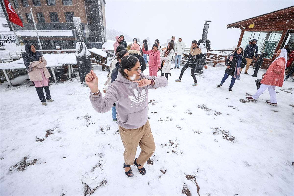 Bursa'ya lapa lapa kar yağdı! Yerli ve yabancı turistler Uludağ'a akın etti