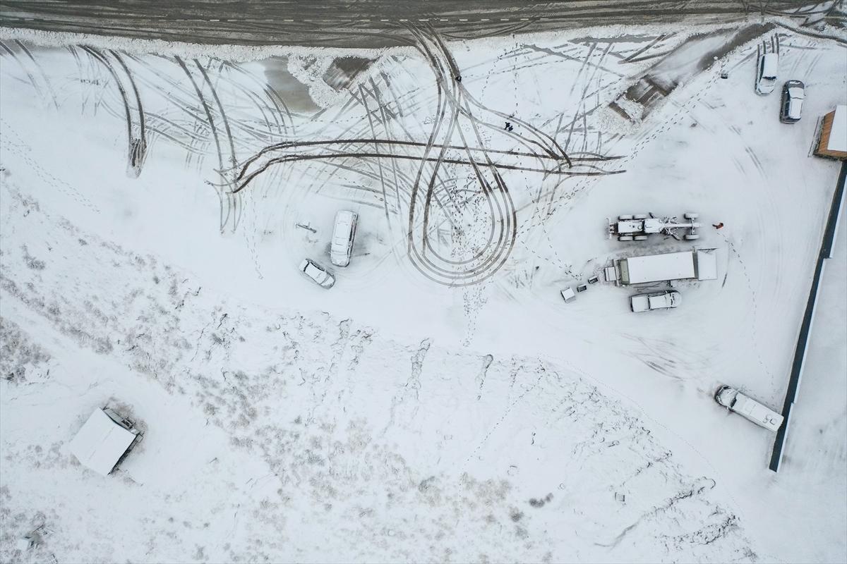 Bursa'ya lapa lapa kar yağdı! Yerli ve yabancı turistler Uludağ'a akın etti