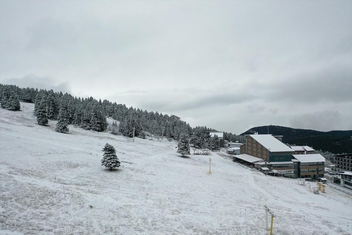 Bursa'ya lapa lapa kar yağdı! Yerli ve yabancı turistler Uludağ'a akın etti