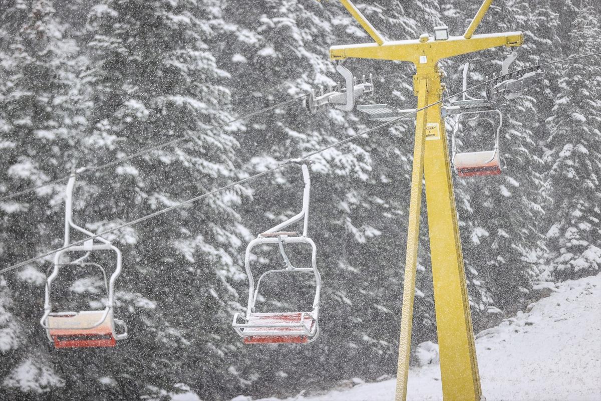 Bursa'ya lapa lapa kar yağdı! Yerli ve yabancı turistler Uludağ'a akın etti