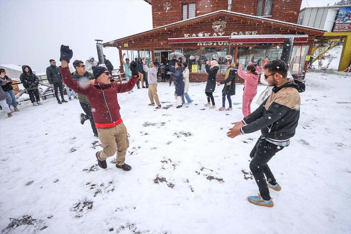 Bursa'ya lapa lapa kar yağdı! Yerli ve yabancı turistler Uludağ'a akın etti