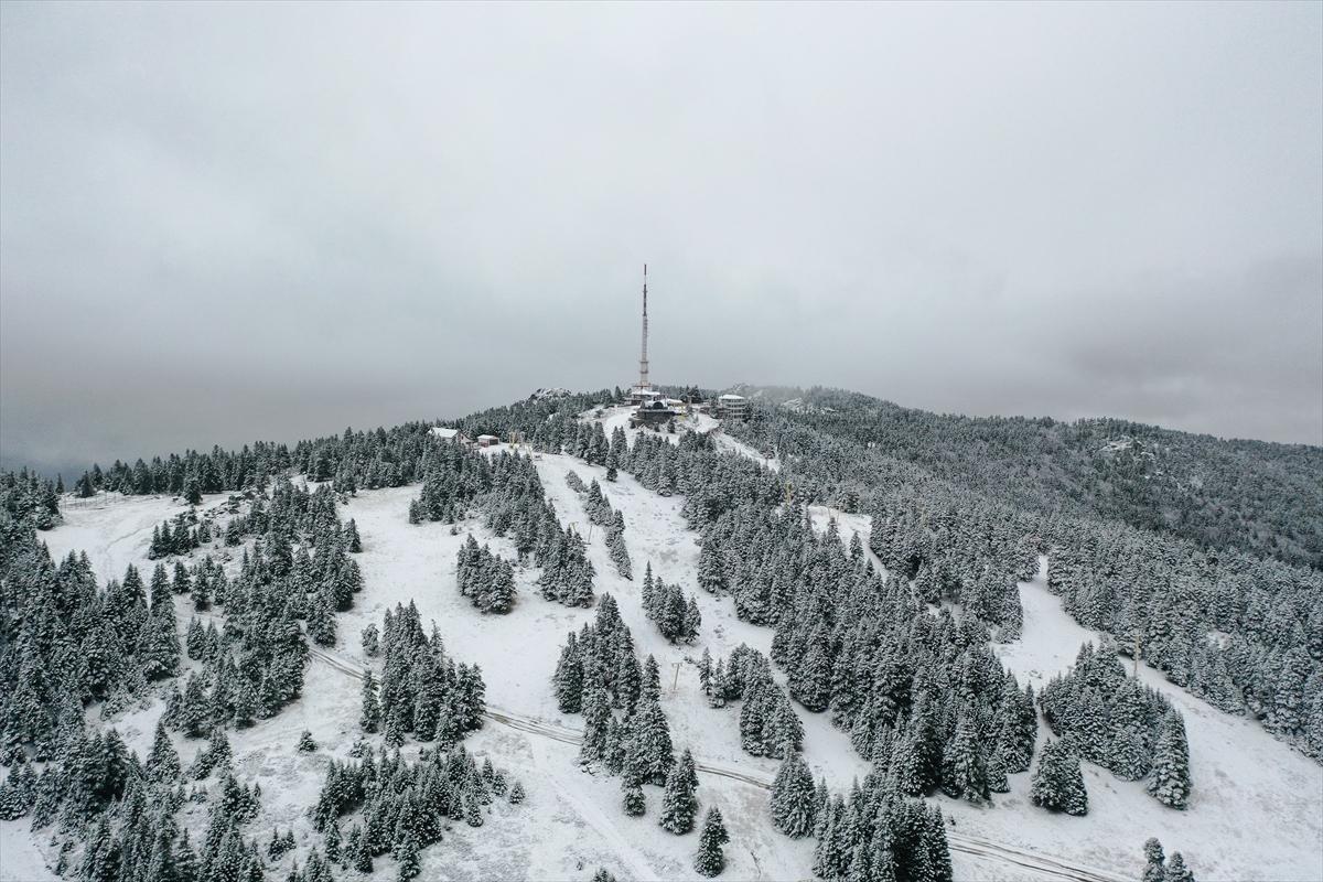 Bursa'ya lapa lapa kar yağdı! Yerli ve yabancı turistler Uludağ'a akın etti