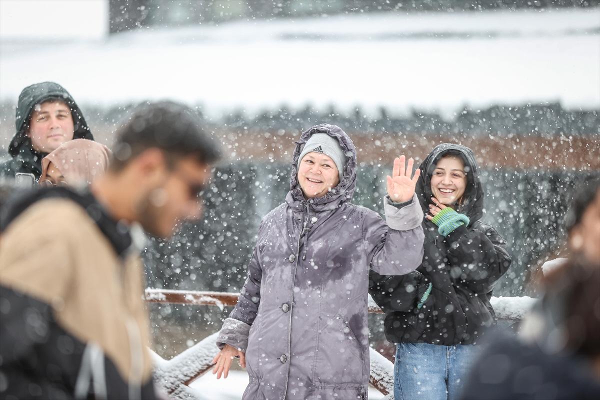 Bursa'ya lapa lapa kar yağdı! Yerli ve yabancı turistler Uludağ'a akın etti