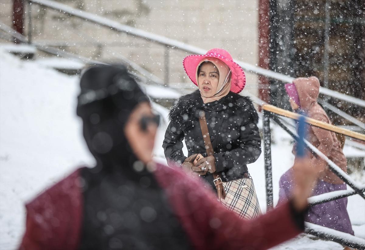 Bursa'ya lapa lapa kar yağdı! Yerli ve yabancı turistler Uludağ'a akın etti