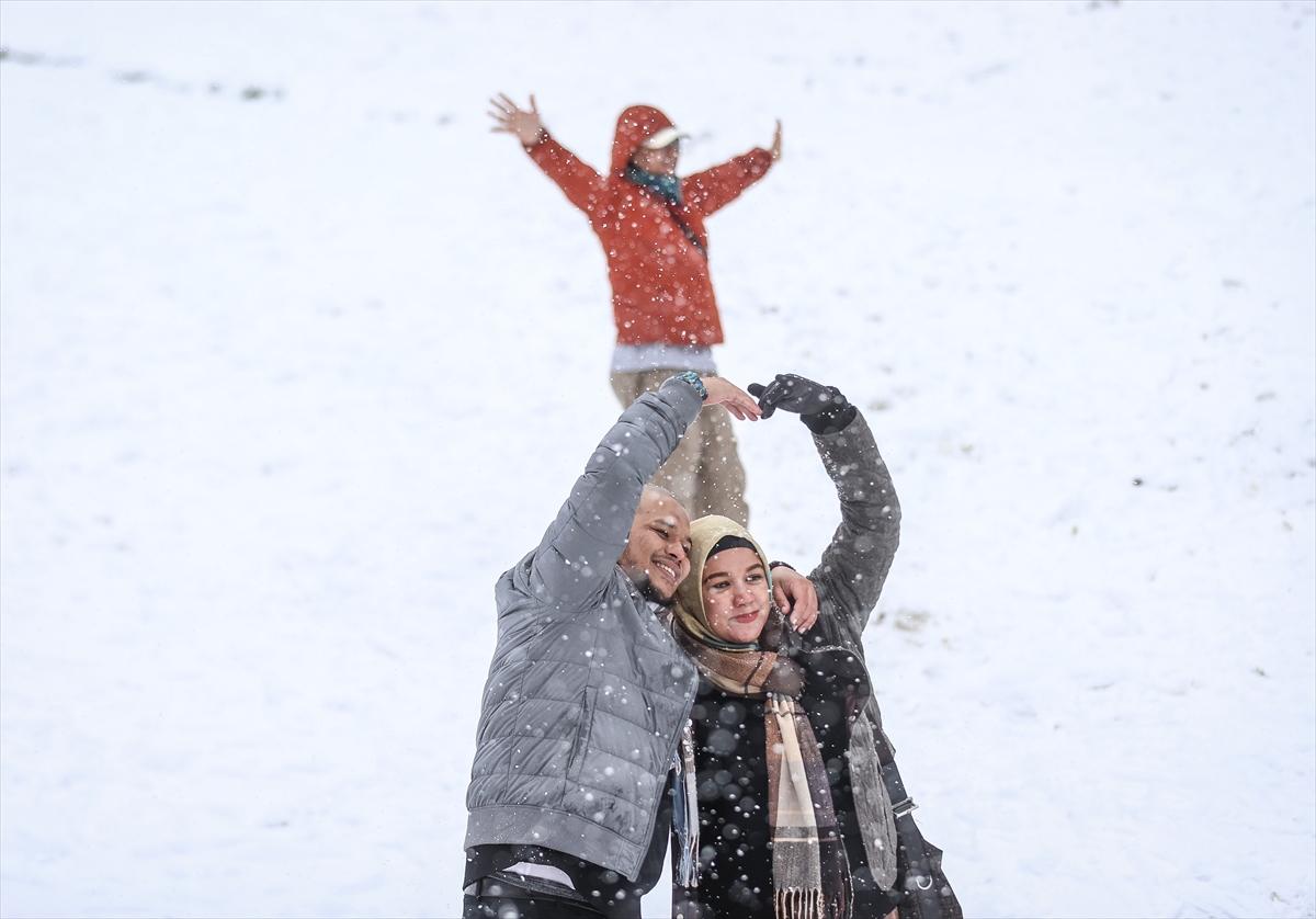 Bursa'ya lapa lapa kar yağdı! Yerli ve yabancı turistler Uludağ'a akın etti