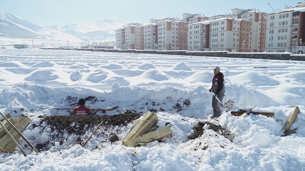 Erzurum'da toprak donmadan mezarlar kazıldı
