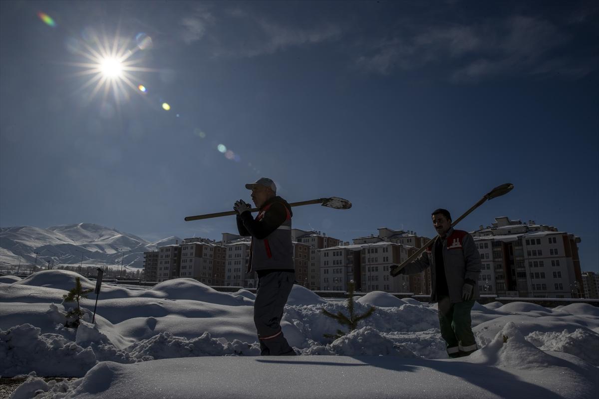Erzurum'da toprak donmadan mezarlar kazıldı