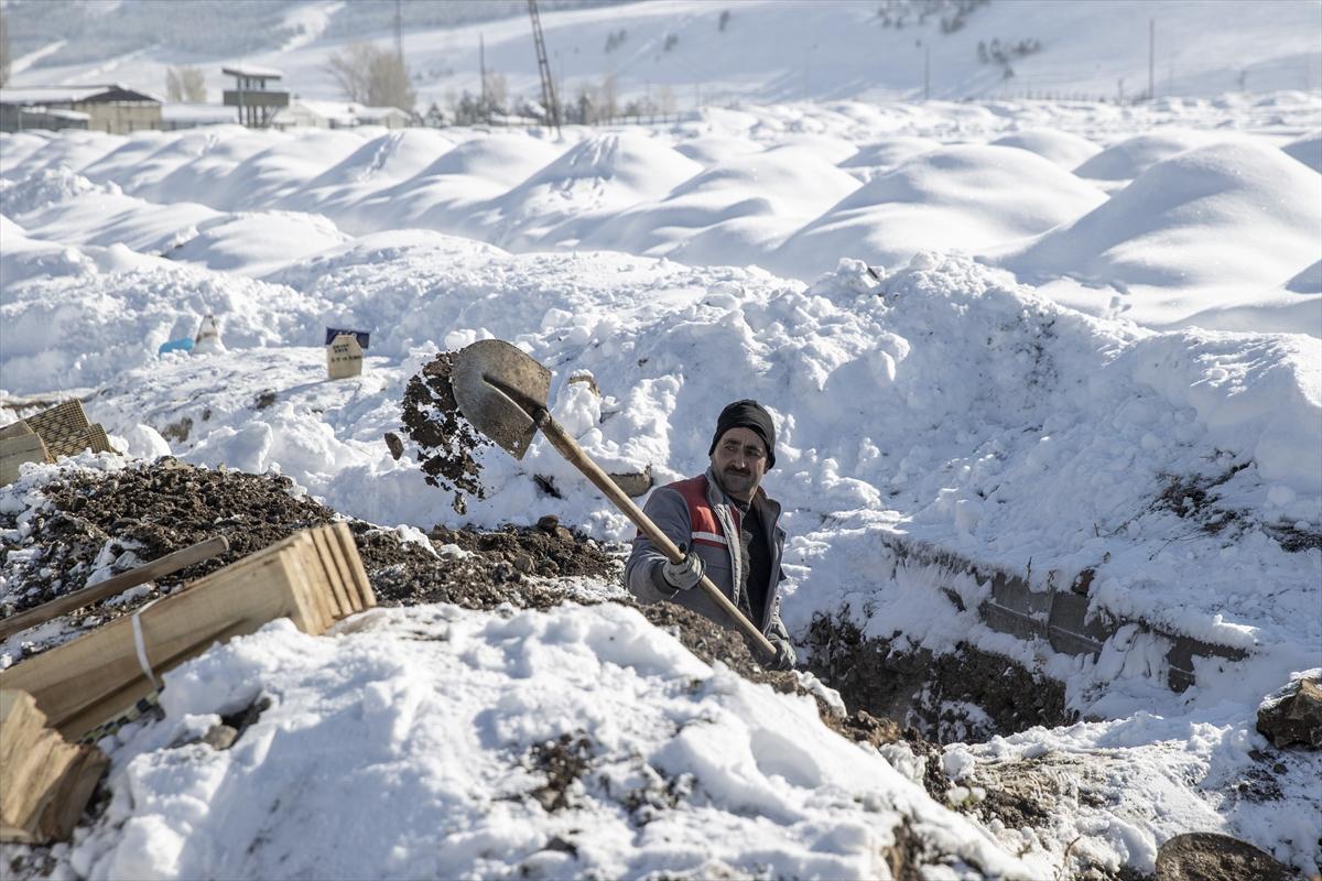Erzurum'da toprak donmadan mezarlar kazıldı