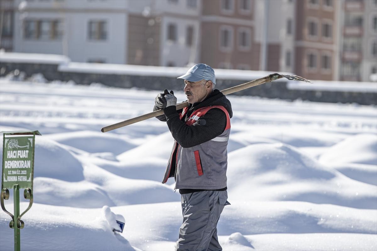 Erzurum'da toprak donmadan mezarlar kazıldı
