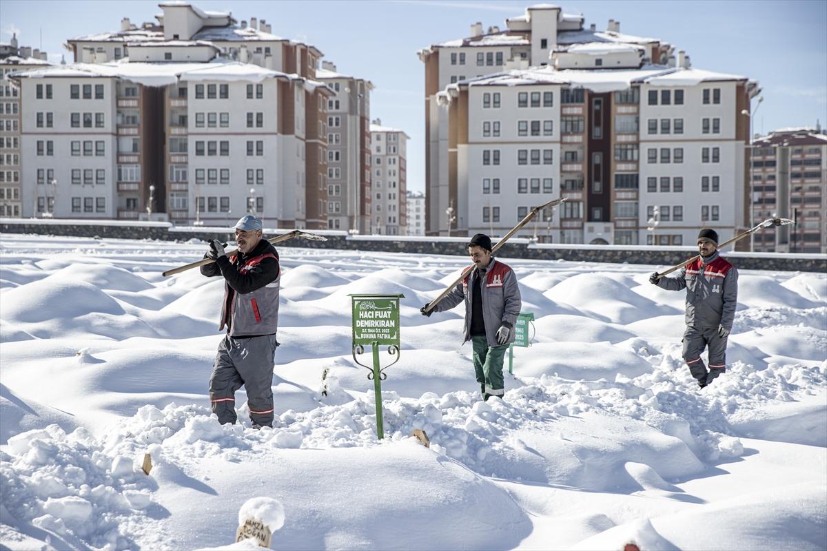 Erzurum'da toprak donmadan mezarlar kazıldı