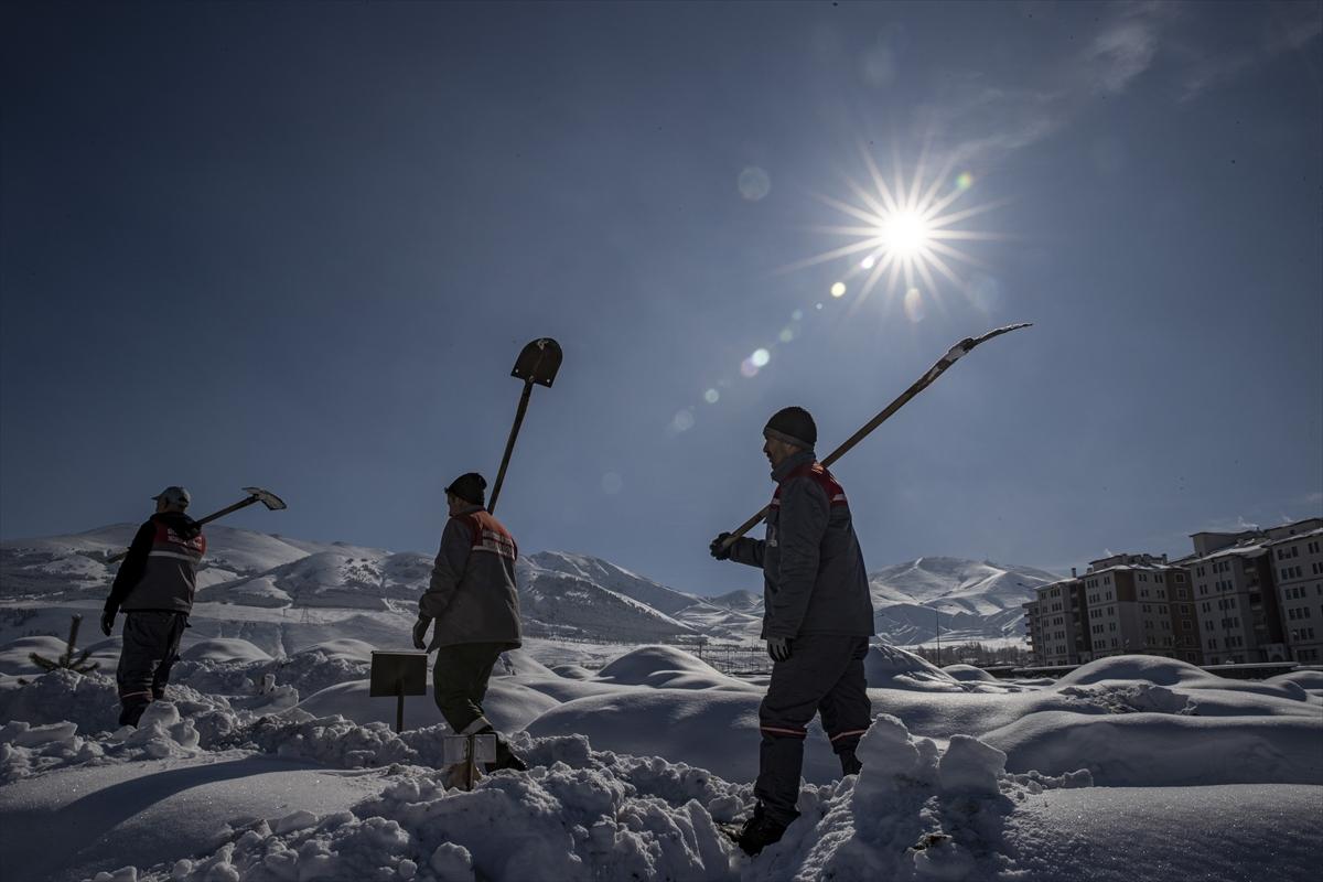 Erzurum'da toprak donmadan mezarlar kazıldı