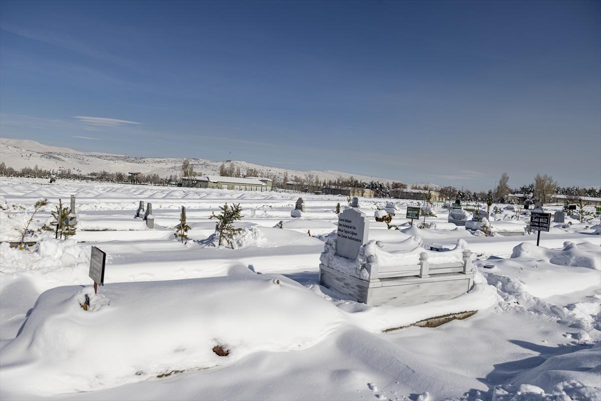 Erzurum'da toprak donmadan mezarlar kazıldı