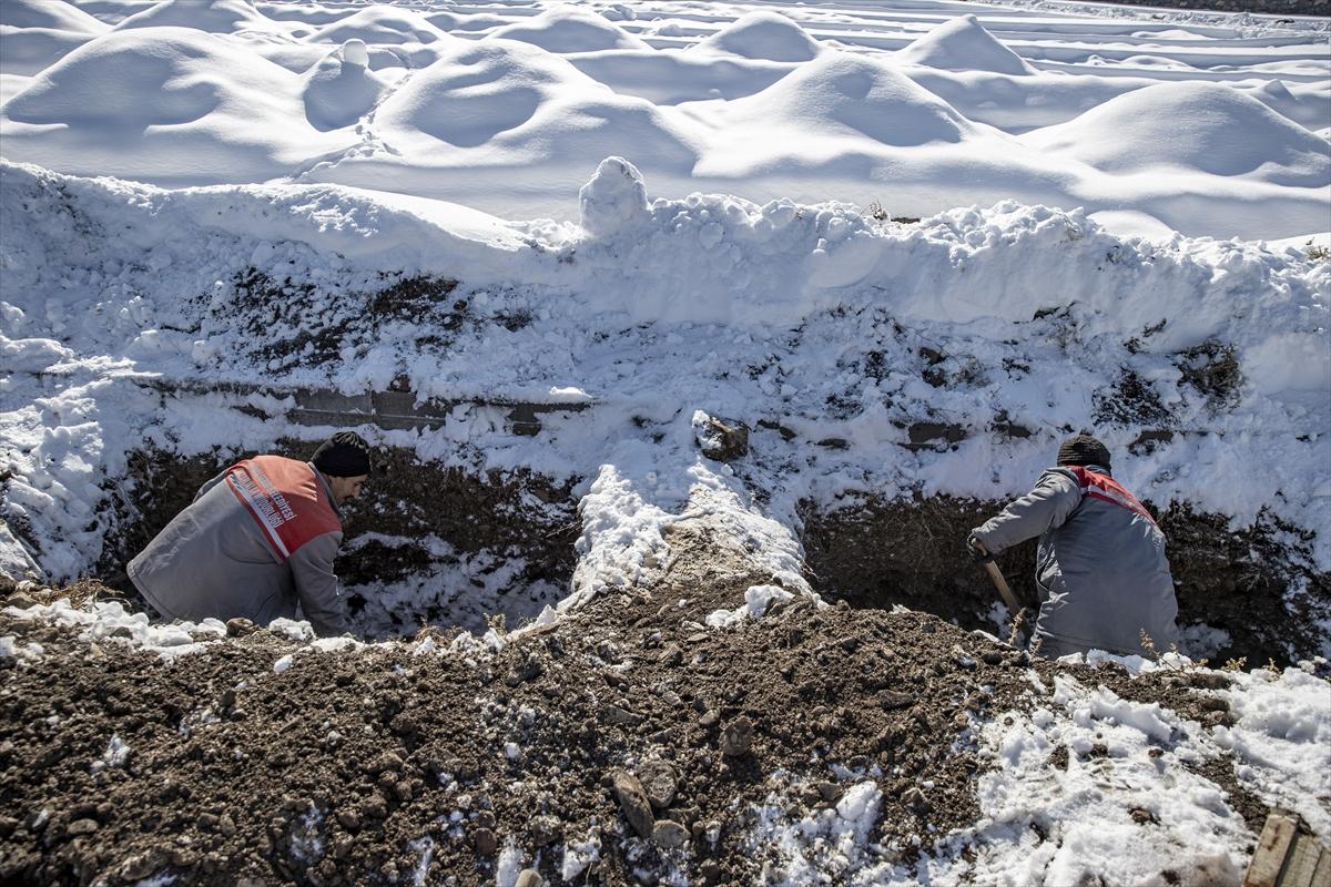 Erzurum'da toprak donmadan mezarlar kazıldı