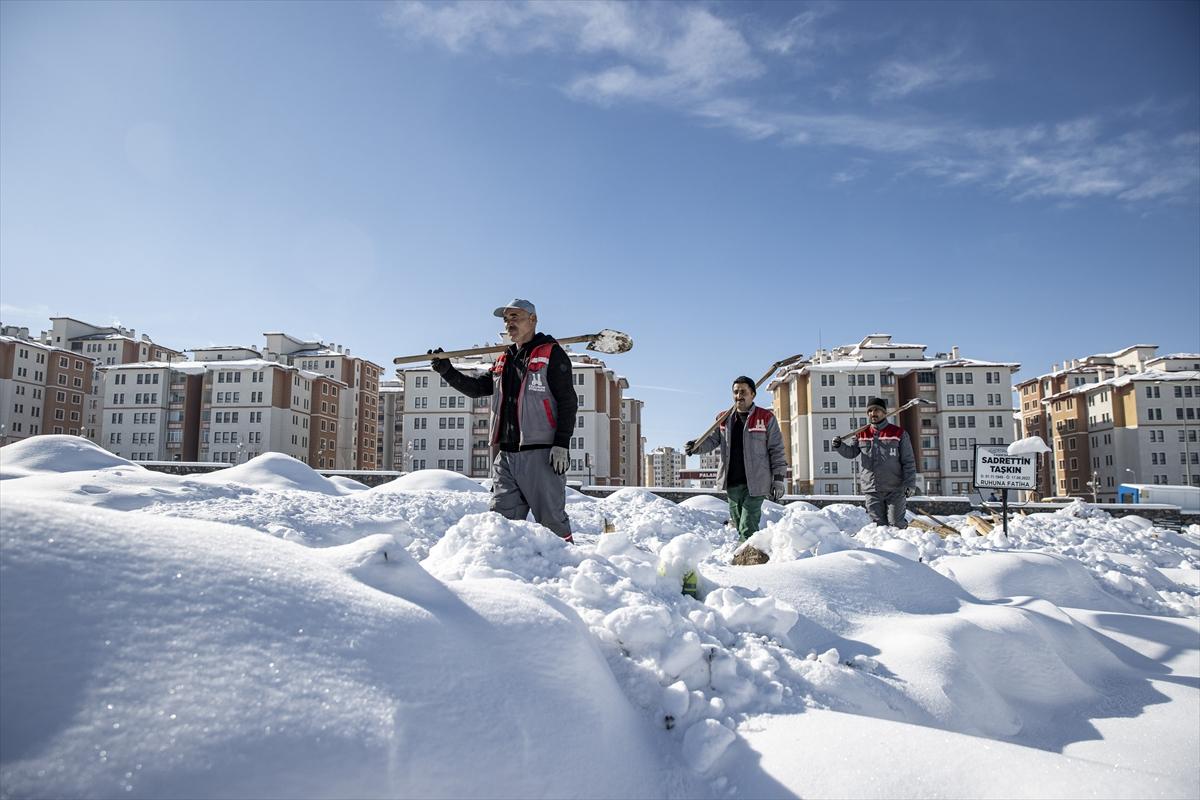Erzurum'da toprak donmadan mezarlar kazıldı