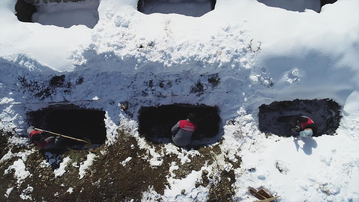 Erzurum'da toprak donmadan mezarlar kazıldı
