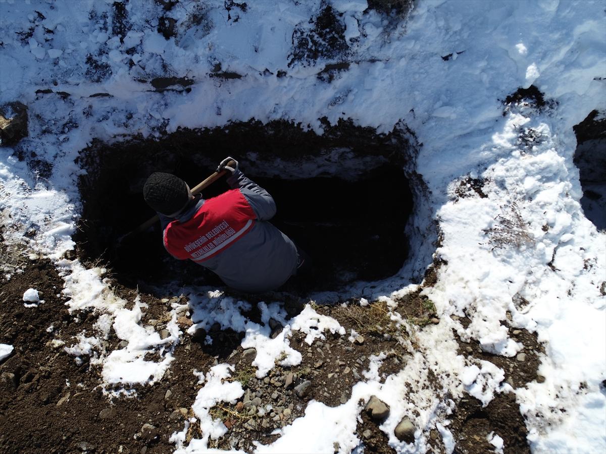 Erzurum'da toprak donmadan mezarlar kazıldı