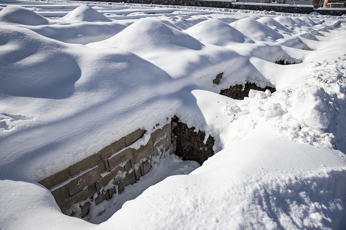Erzurum'da toprak donmadan mezarlar kazıldı